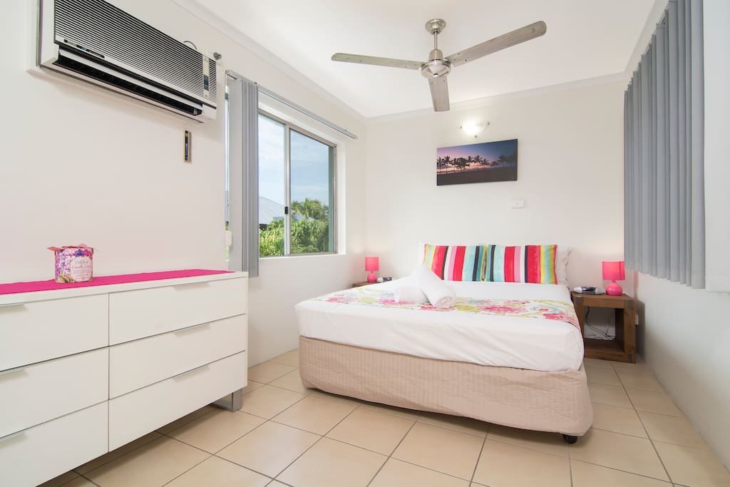 Spacious 2 bedroom apartment Queen bed.