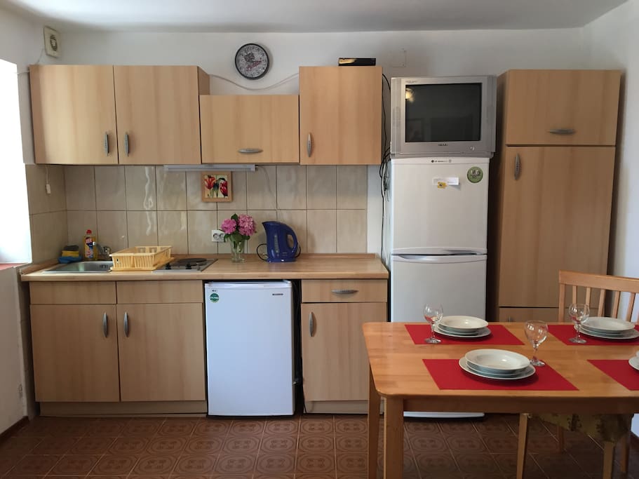 Kitchen (Кухня-столовая)