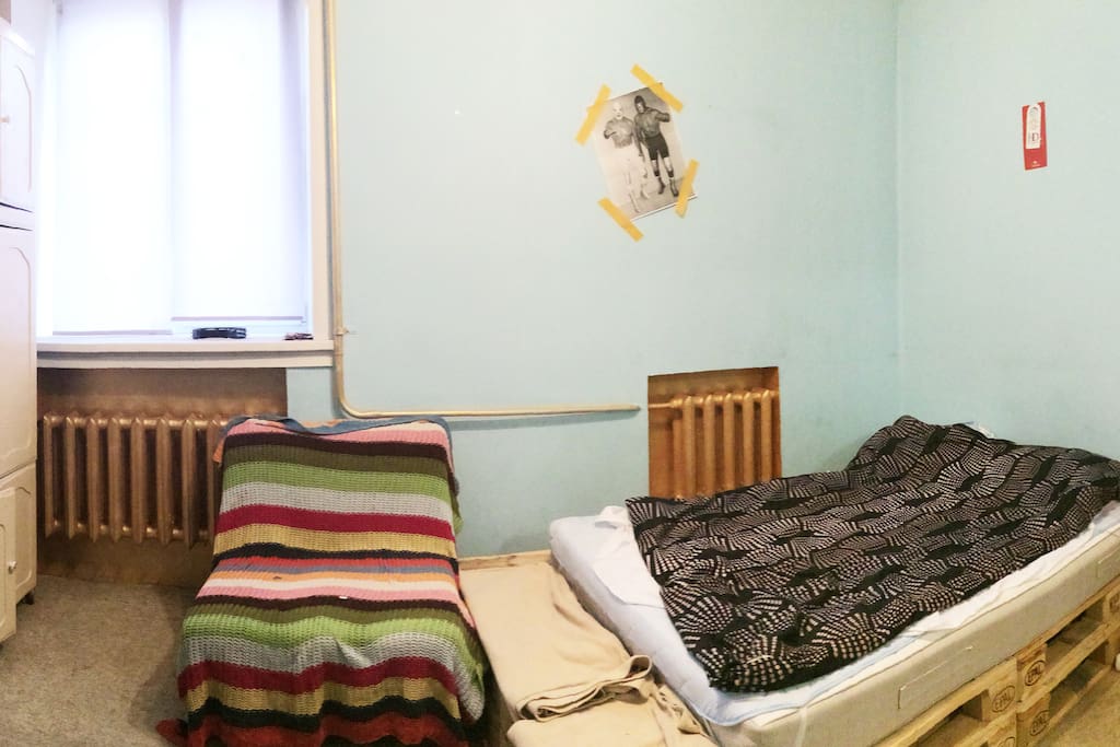 Bedroom: double bed + couchette