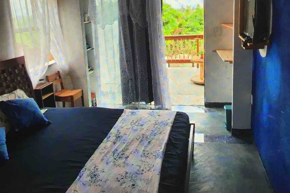 Athena suite, krevat dopio "king" i shijshëm, i butë dhe i rehatshëm, ki kujdes të mos harrosh se ka një plazh paradisiaca që po të pret.