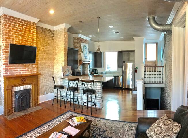 Rare French Quarter 3BR, 3.5BA w/Roof Terrace! gallery image 3