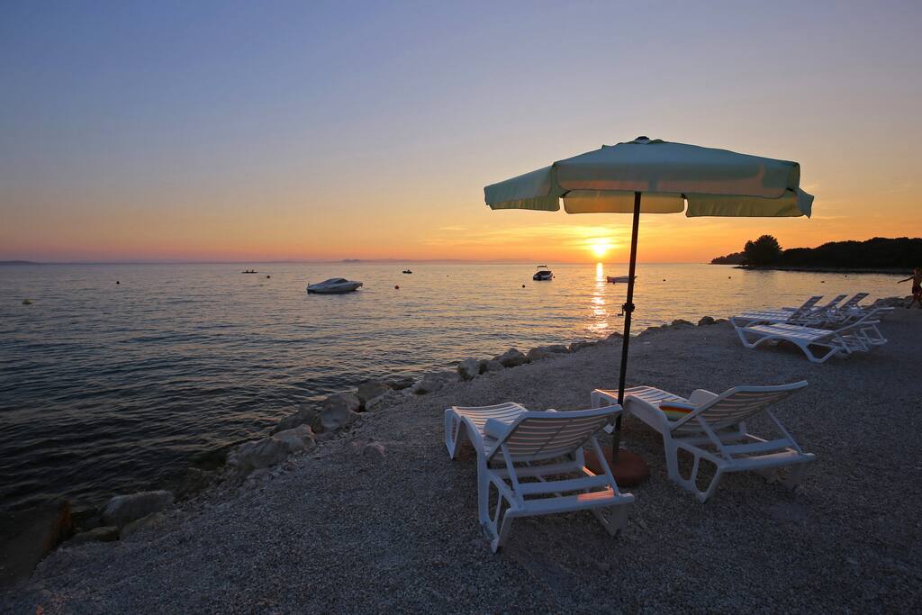 Strand mit privaten Sonnenliegen