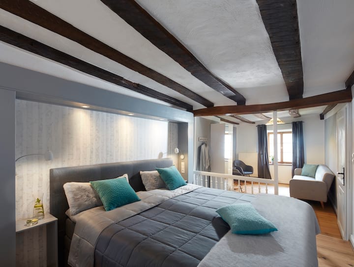 Chumba cha 7 cha kulala chenye bafu kwenye chumba
Chumba cha kulala kilicho na kitanda cha chemchemi, kabati la nguo, kitanda cha sofa na televisheni ya skrini tambarare.