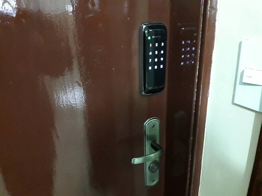 Fechadura eletrônica com senha de acesso exclusiva durante a sua estadia