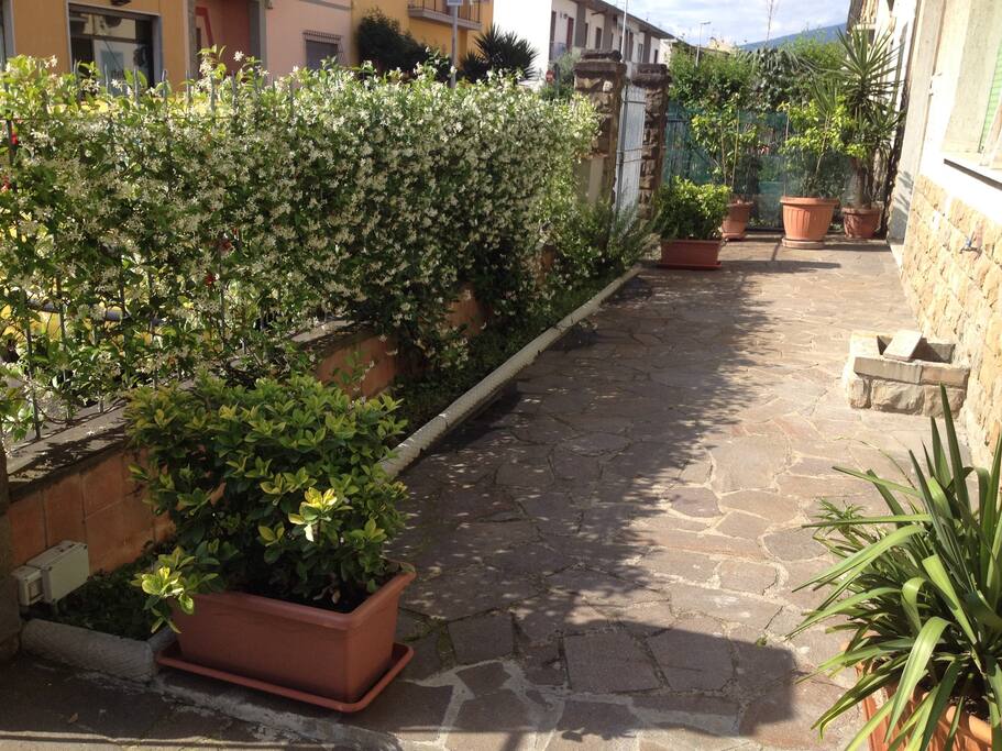 Piccolo giardino prima di entrare nell'appartamento