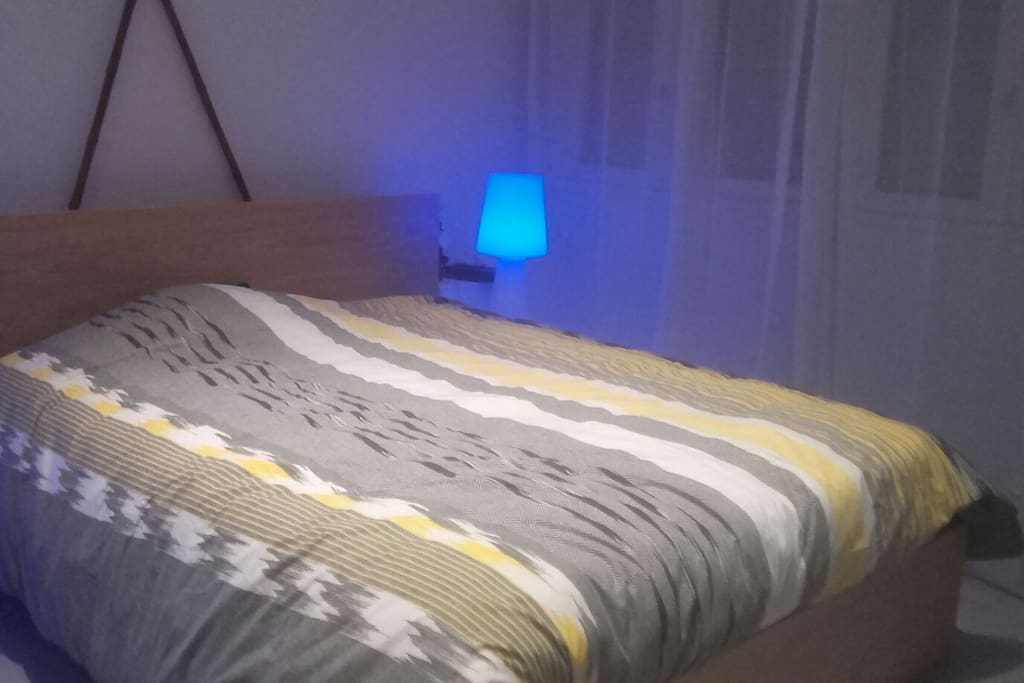 Chambre de 16 m2 avec lumière a télécommande avec changement de couleur. Lit en 160x200