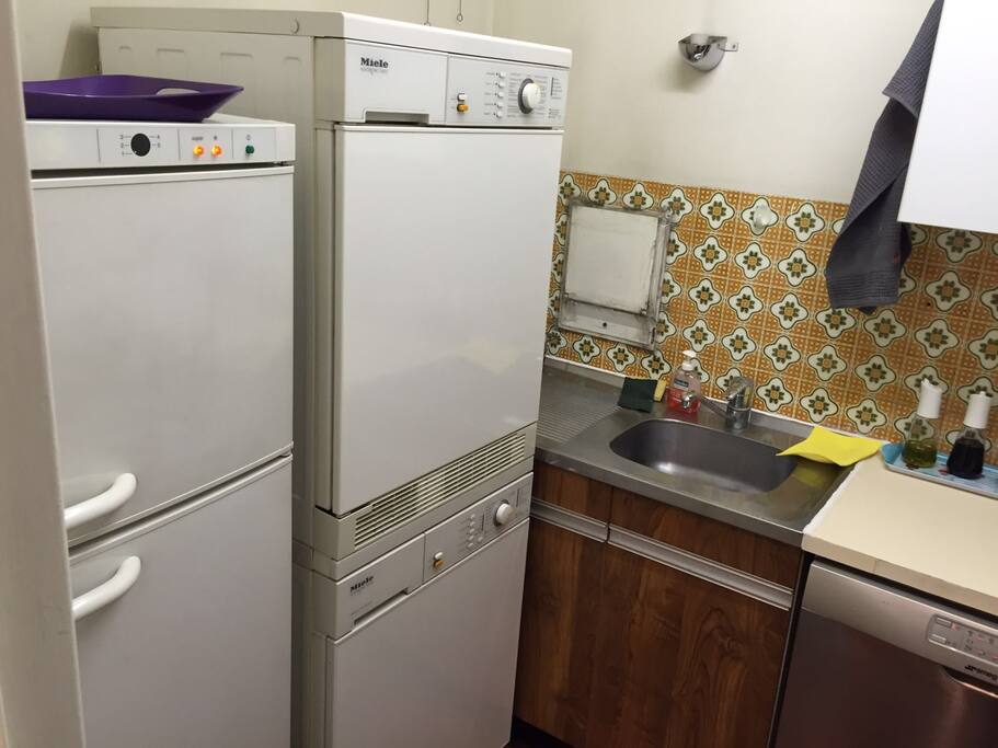 cuisine avec machine à laver et sèche linge