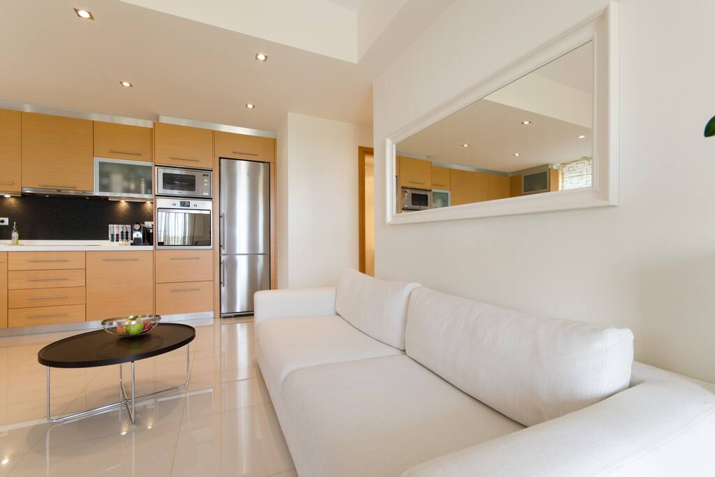 Level 1: living room with dining area and kitchen. TV, sound system, air condition, dishwasher electric & microwave oven,
coffee maker Nespresso
1 уровень: светлая гостиная со столовой зоной и кухней. ТВ, аудиосистема, кондиционер, посудомойка, электроплита, духовка, СВЧ-печь, кофеварка