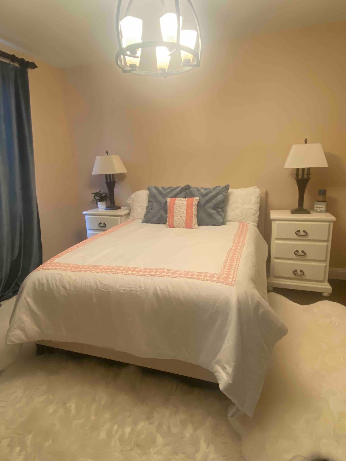 Dormitorio 2 con una cama tamaño queen 