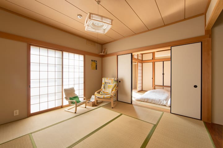 畳の部屋-くつろいだり、本を読んだり、おしゃべりしたり、くつろいだりできる場所