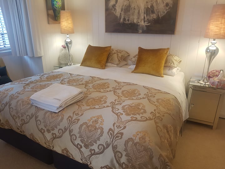 SLECHTS ÉÉN BED, KINGSIZE