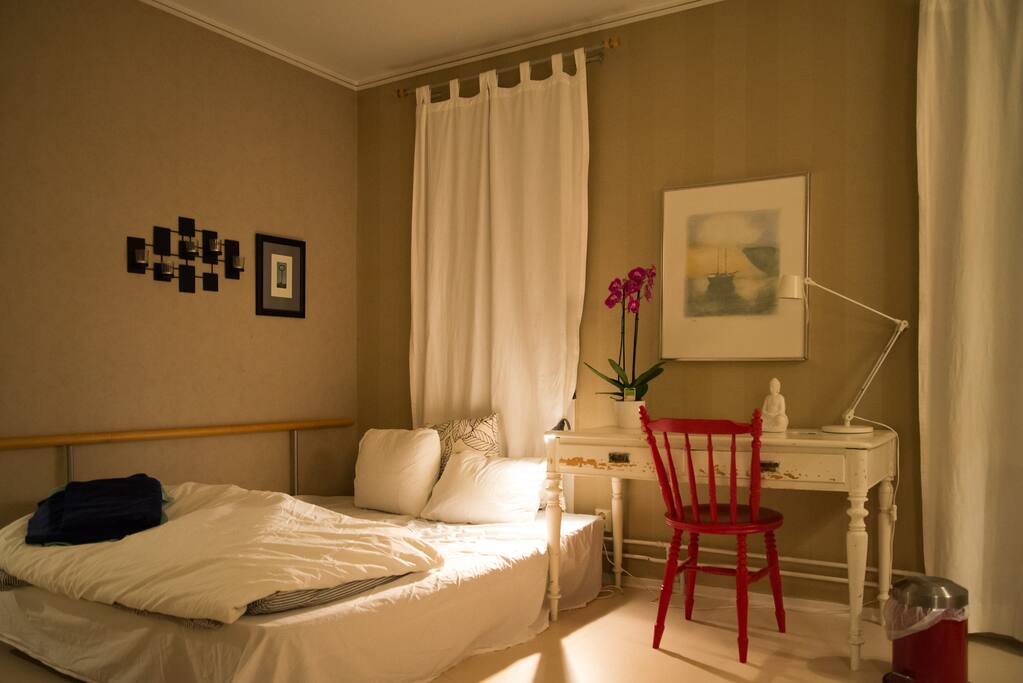 The bed in the room