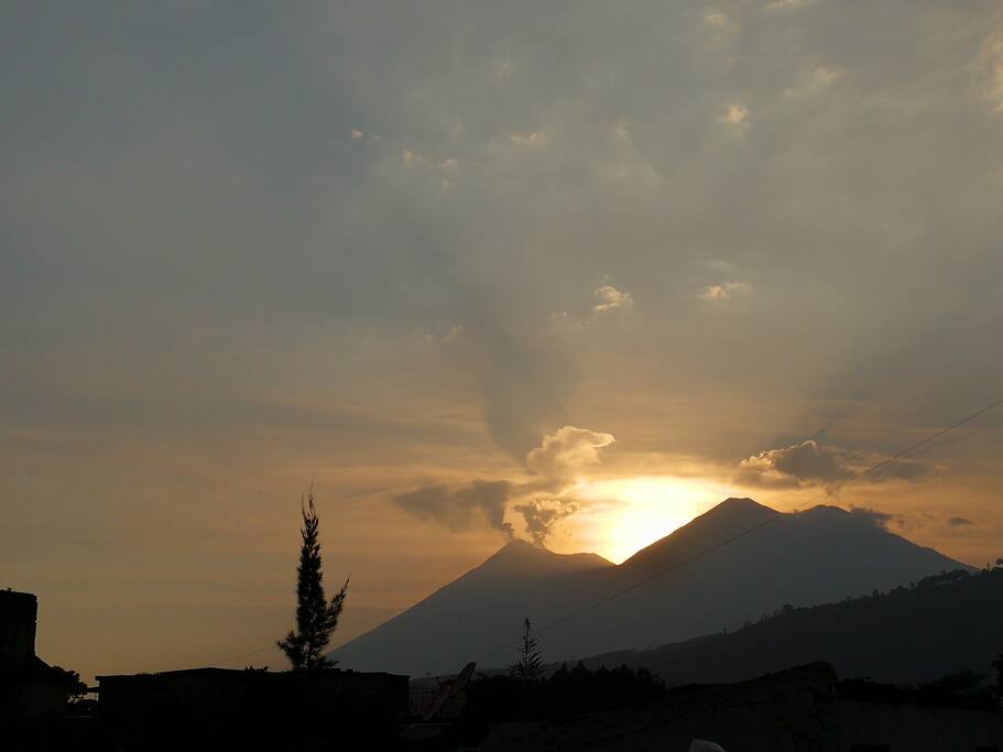 En el segundo nivel puedes apreciar la vista a los tres Volcanes que rodean nuestra hermosa ciudad (Agua, Fuego y Acatenango).