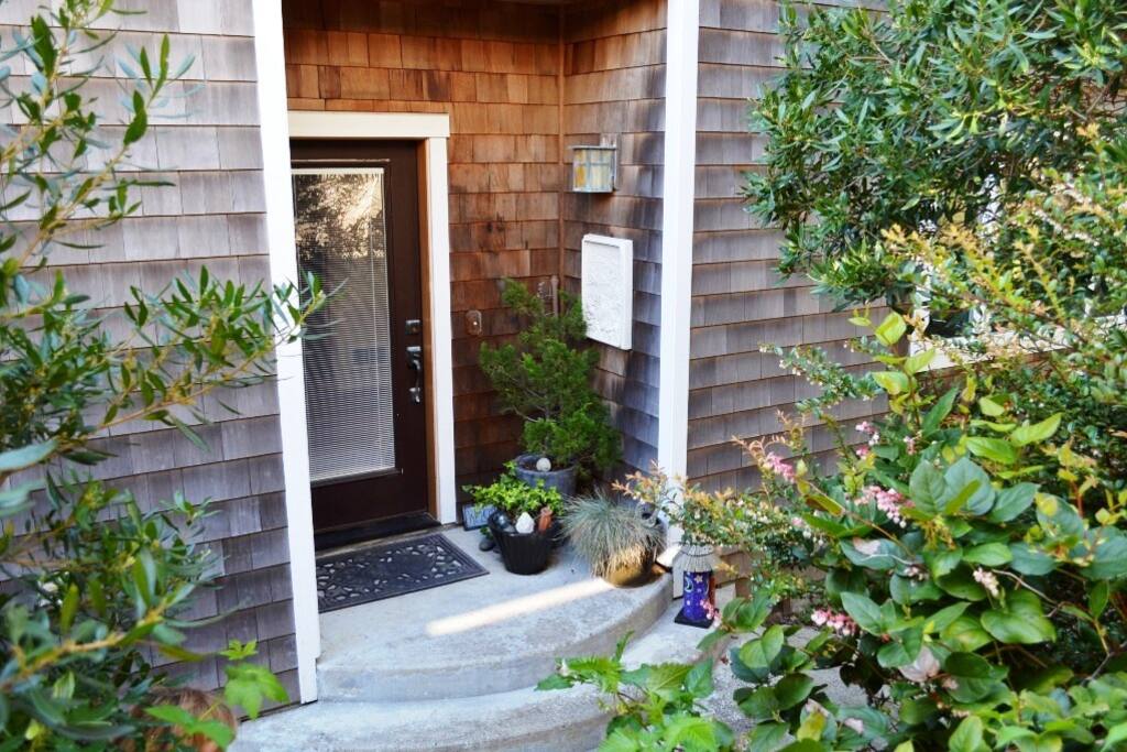 Beautifully landscaped entrance into Spindrift Hideaway