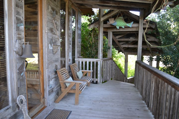 Airbnb: Ahora puedes alojarte en esta Casa del árbol en Texas junto a 7 amigos por menos de $70 dólares image 31a73485 24a3 48b3 900f dc4a5b92ee3b