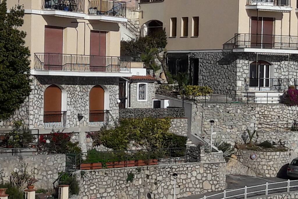 La casa vista dall'esterno