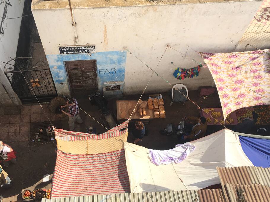 Our traditional Moroccan house is located above the Old City's bustling vegetable market!
Notre maison traditionelle est au haut de super marche dans la Medina (centre de ville)