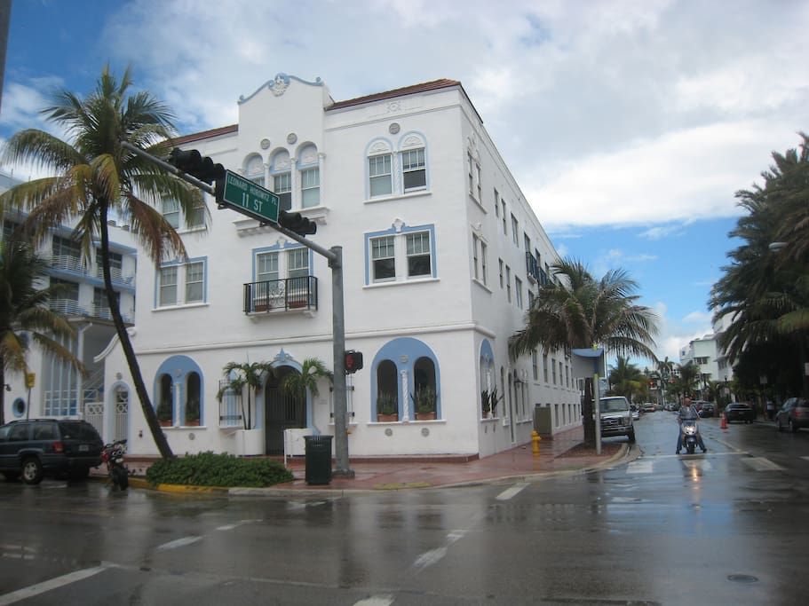 corner of 10th St n Ocean Dr. To R (not visible) is Versaci Mansion