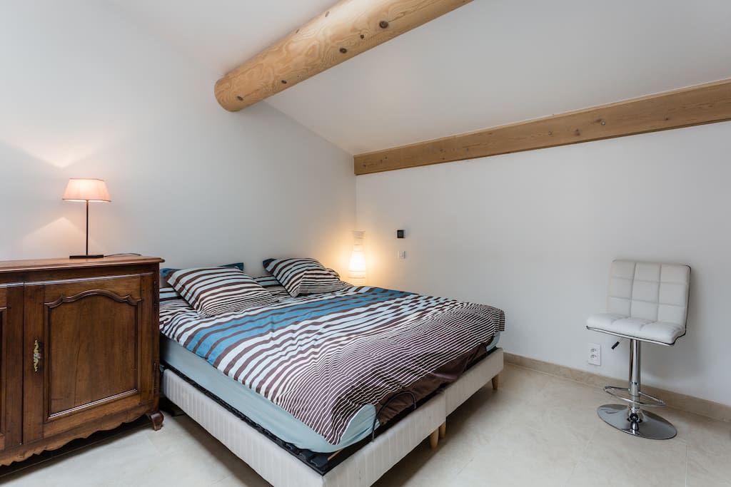 Chambre avec haut plafond et Velux, lit 180cm, bureau, grand placard avec penderie / The bedroom high ceiling and Velux-window, double bed, desk, large closet with wardrobe