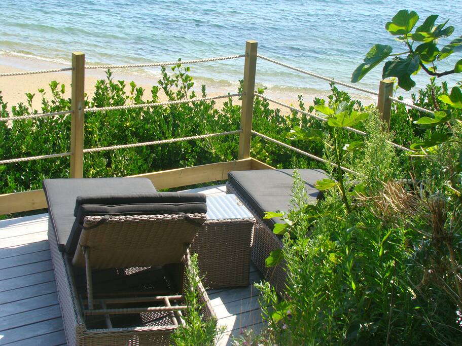 Petite terrasse surplombant la plage