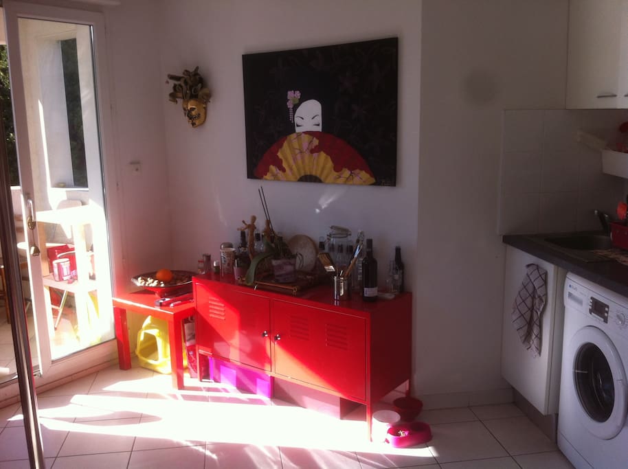 Suite du salon avec cuisine