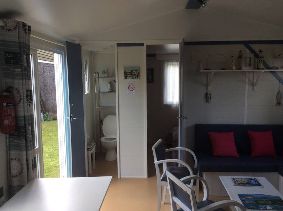 Pièce principale vue chambre avec lit double