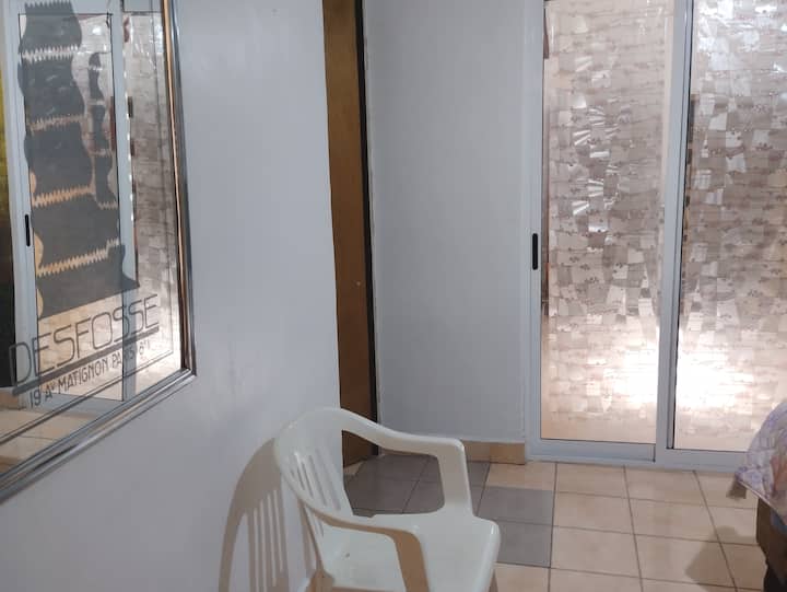 Pasqyrë dekorative, derë për në bibliotekë