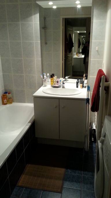 Une salle de bains moderne et fonctionnelle...