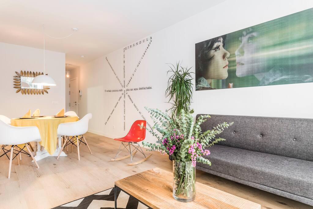"The place is fantastic. Confortable, modern and very clean. The Patio nice for the morning coffee. And Jose is the best host. The neighborhood as well. Very close to the Palace. Lots of bars and restaurants near by. Definitely our home away from home when in Madrid" Julián