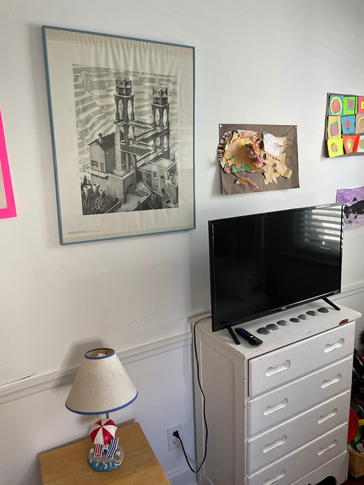 Телевизорът Roku в задната спалня...добро място да скриете едно или две деца, ако имате нужда от малко пространство, малко време да поговорите със съпруга си или да прекарате малко време за мен по време на коктейла. 