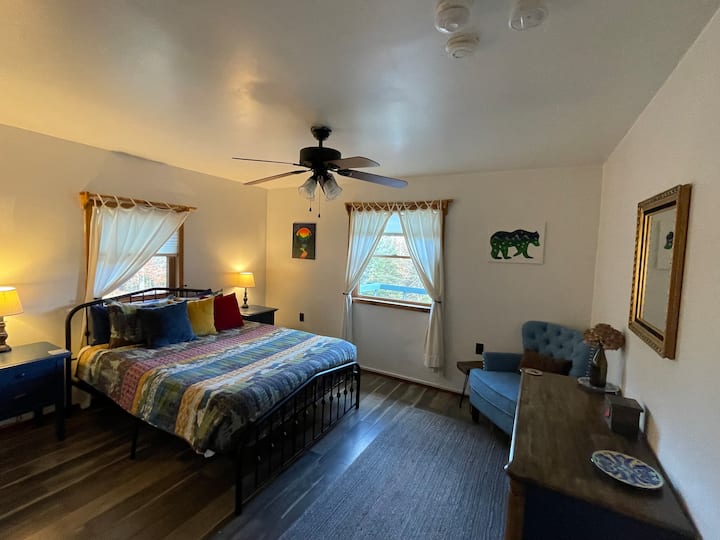 Guest Room with Queen Bed and gorgeous views. 