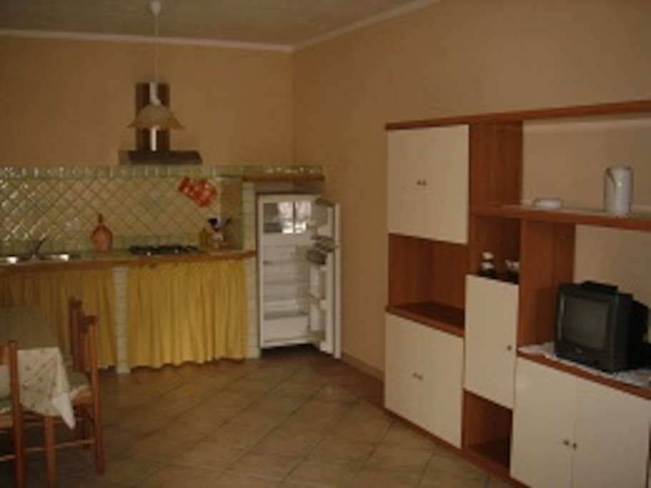 La cucina con parte del salone