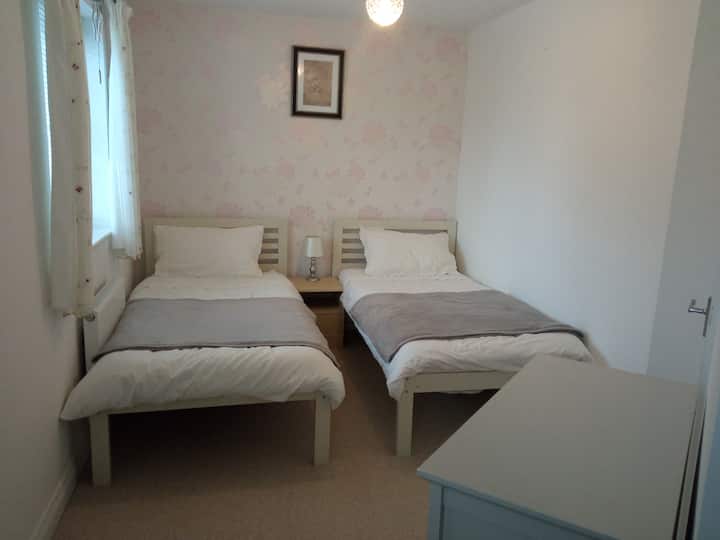 Spavaća soba s 2 odvojena kreveta ima ormar s dodatnim jastucima i dekom te komodu s dodatnom posteljinom. Kreveti za dvije osobe mogu se spojiti kako bi se pretvorili u super velike bračne krevete. Pošaljite zahtjev prilikom rezervacije.