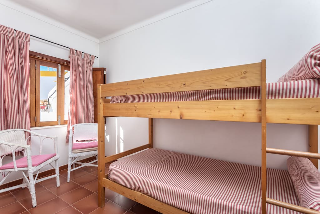 Quarto secundário, com beliche de duas camas