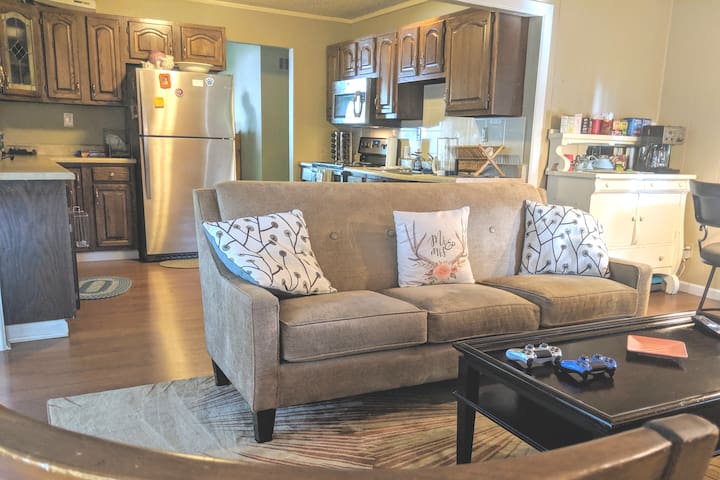 Travelers delight, close to airport! Double BR!