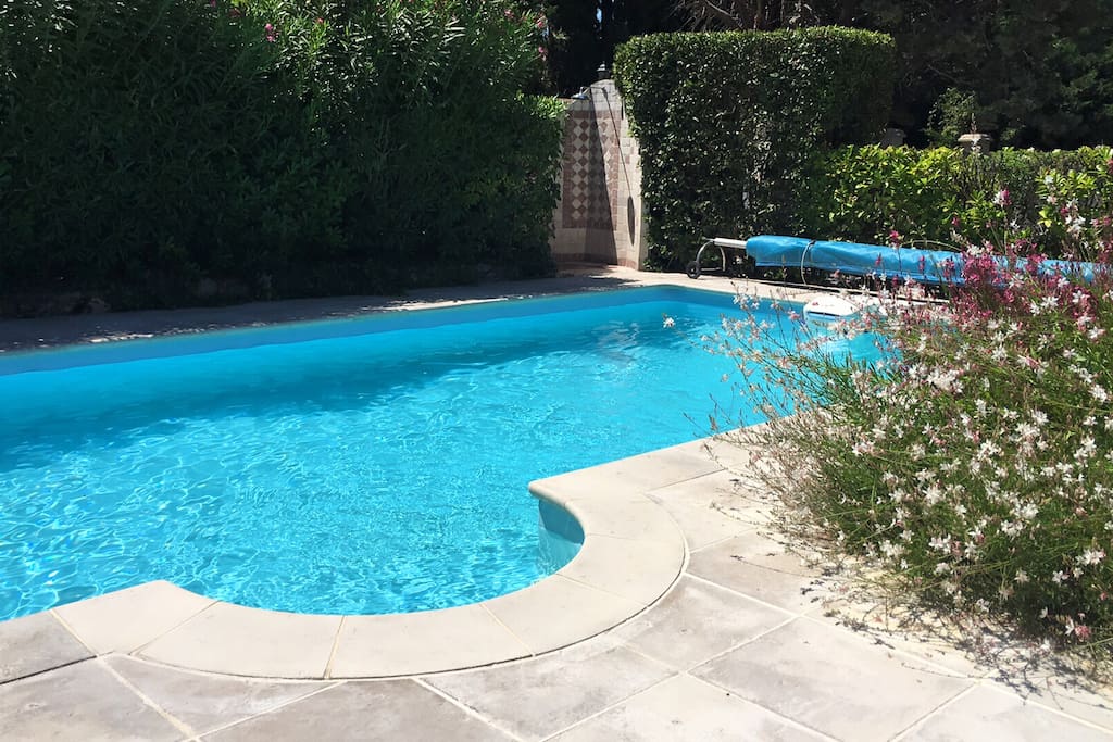 Piscine clôturé avec douche Italienne extérieure