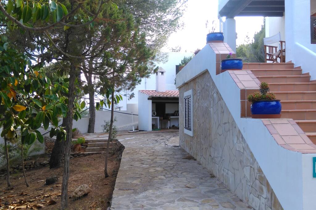 Can Felico esta ubicada en una urbanizacion muy tranquila, dispone de barbacoa y ducha exterior