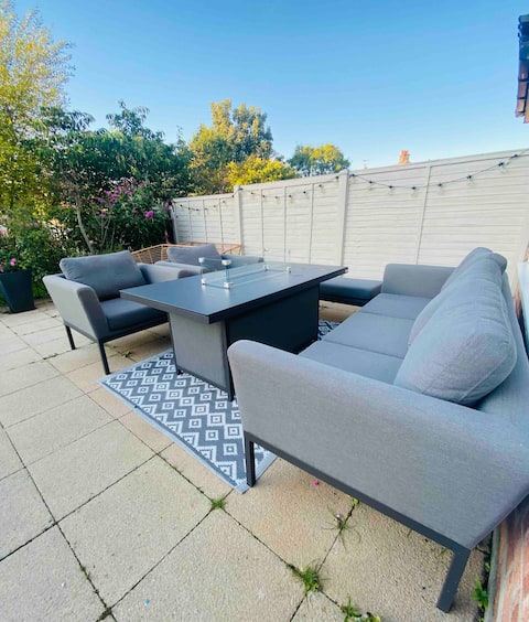 Lovely ‘Home from Home’ With Parking Walk to Town