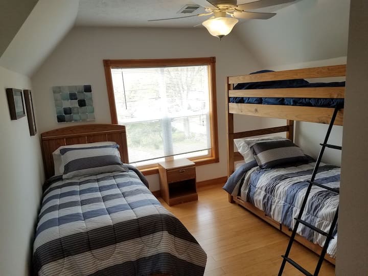 Спалня на горния етаж с 1 единично легло, 1 двуетажно легло и едно разтегателно легло под долното легло.