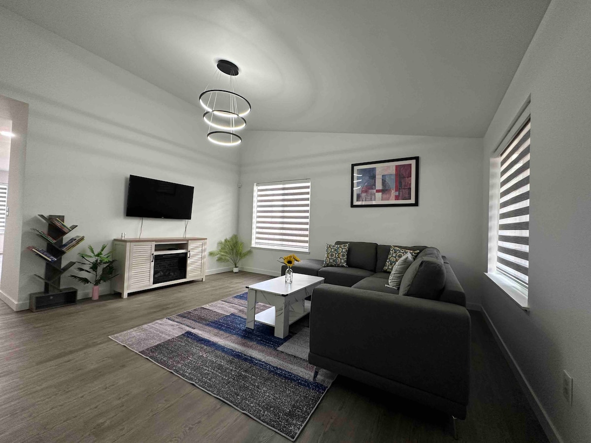 Modern 3b 2b AC RV Fast WiFi Kg Bed Ruston Pt Houses for Rent in