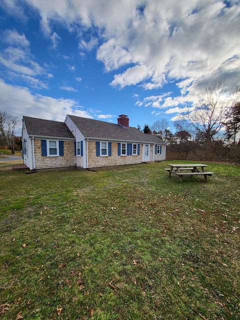 3 Bed / 2 Bath Cape Cod charm near attractions