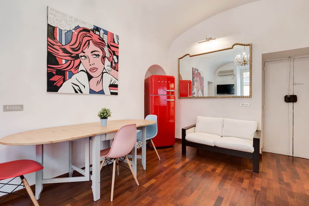 Salone con tavolo per 6/8 persone