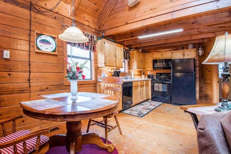 Moose Lake Lodge❤︎ King-bed, Hot Tub, Pet Friendly
