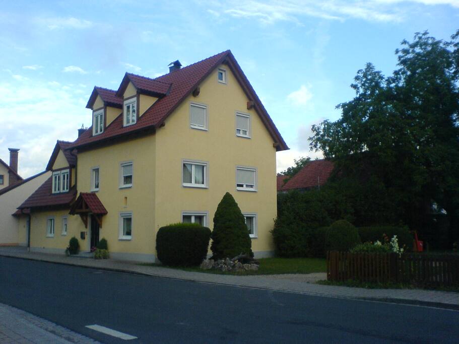 Von dieser Seite sehen Sie unser Haus beim Ankommen!