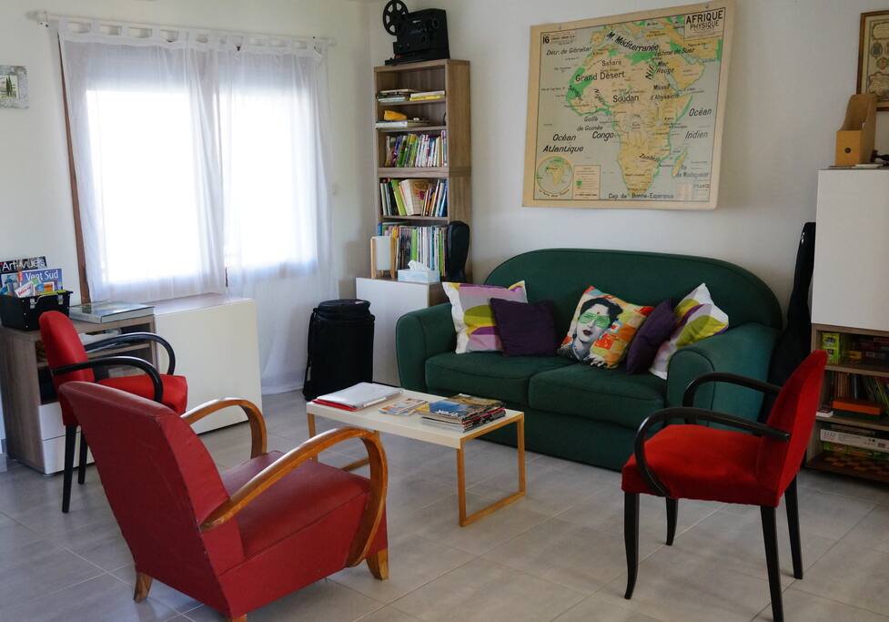 Espace détente ( jeux de société, magazines, livres, guides sur la région, programme des festivités)