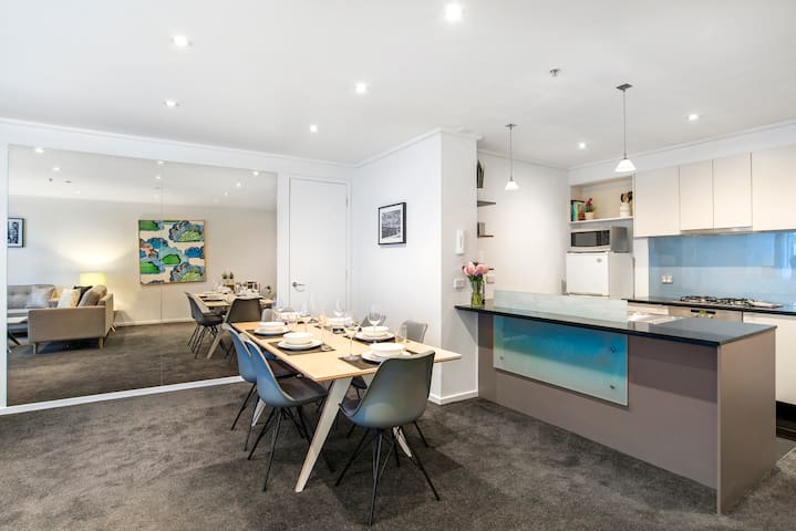 Nook Melbourne – Ava -Spacious Mid Century Home!