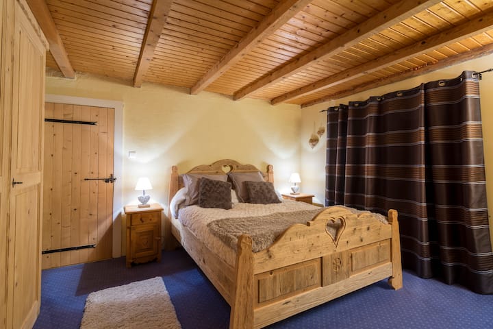 Kávová spálňa s manželskou posteľou