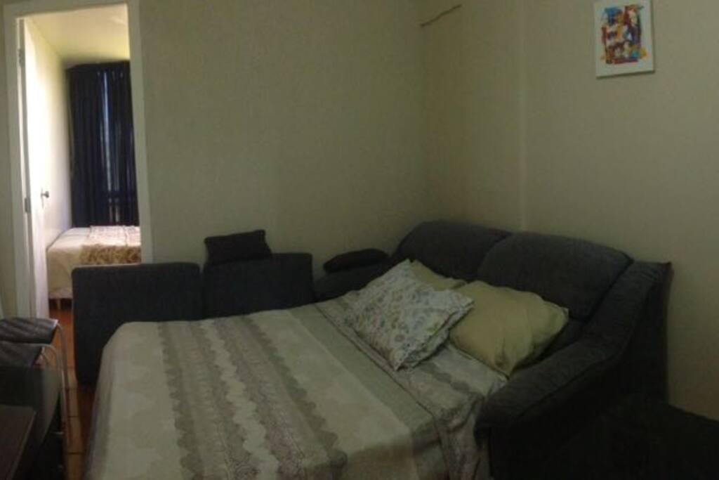 Sofá cama confortável para receber visitas.