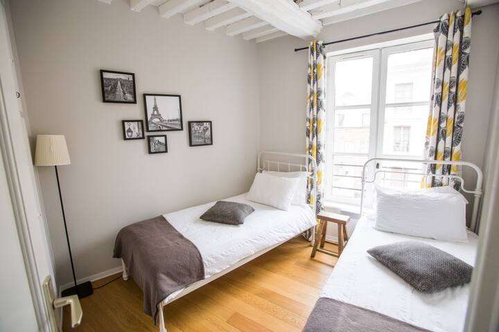 Chambre avec deux lits