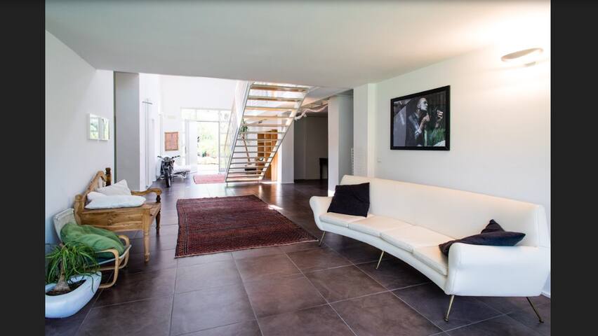 Moderna villa di lusso circondata dagli ulivi gallery image 3